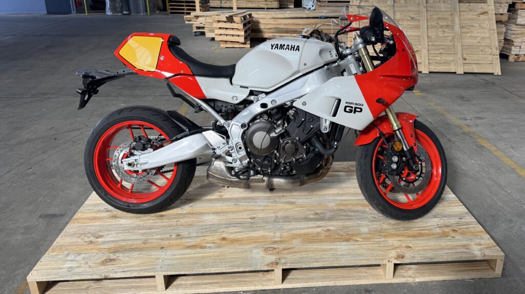 Enclosed crate base for motorbike